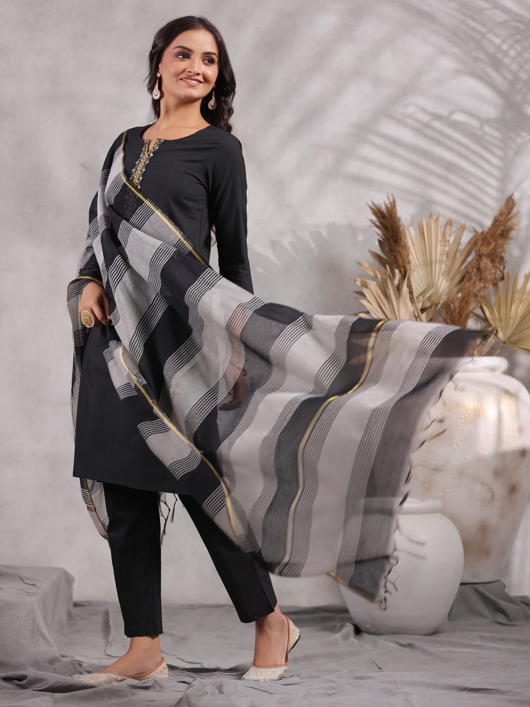 Anubhutee Women'S Black Ethnic Motifs Straight Kurta Withtrousers & Dupatta