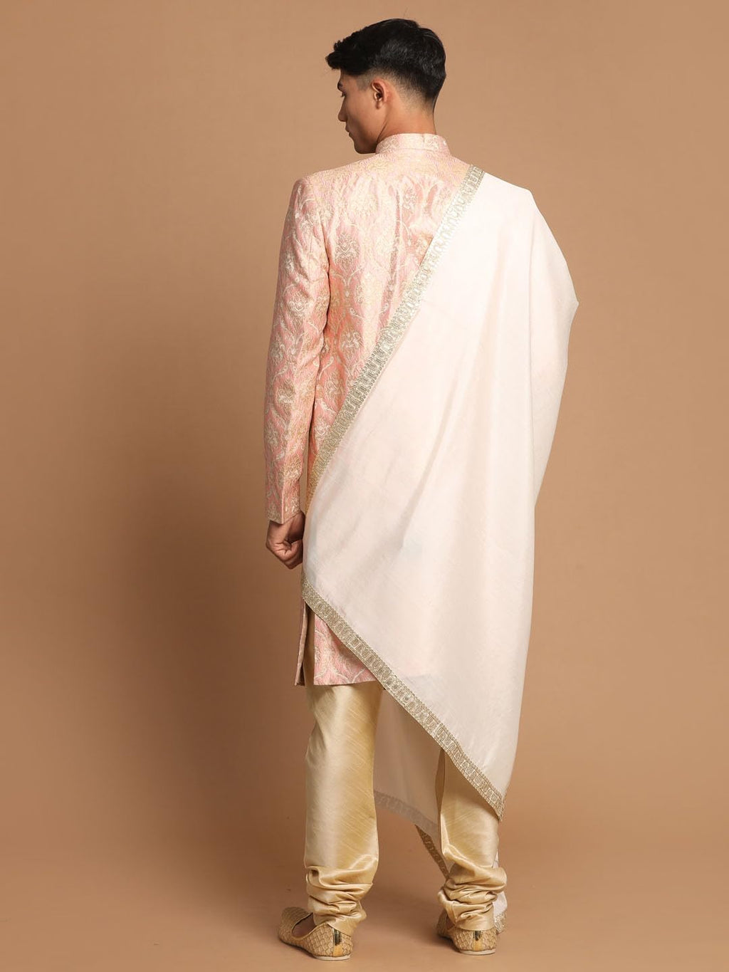 VASTRAMAY Mens Pink And Gold Silk Blend Sherwani Set - A Set Of Brocade Sherwani And Pyjama With Dupatta