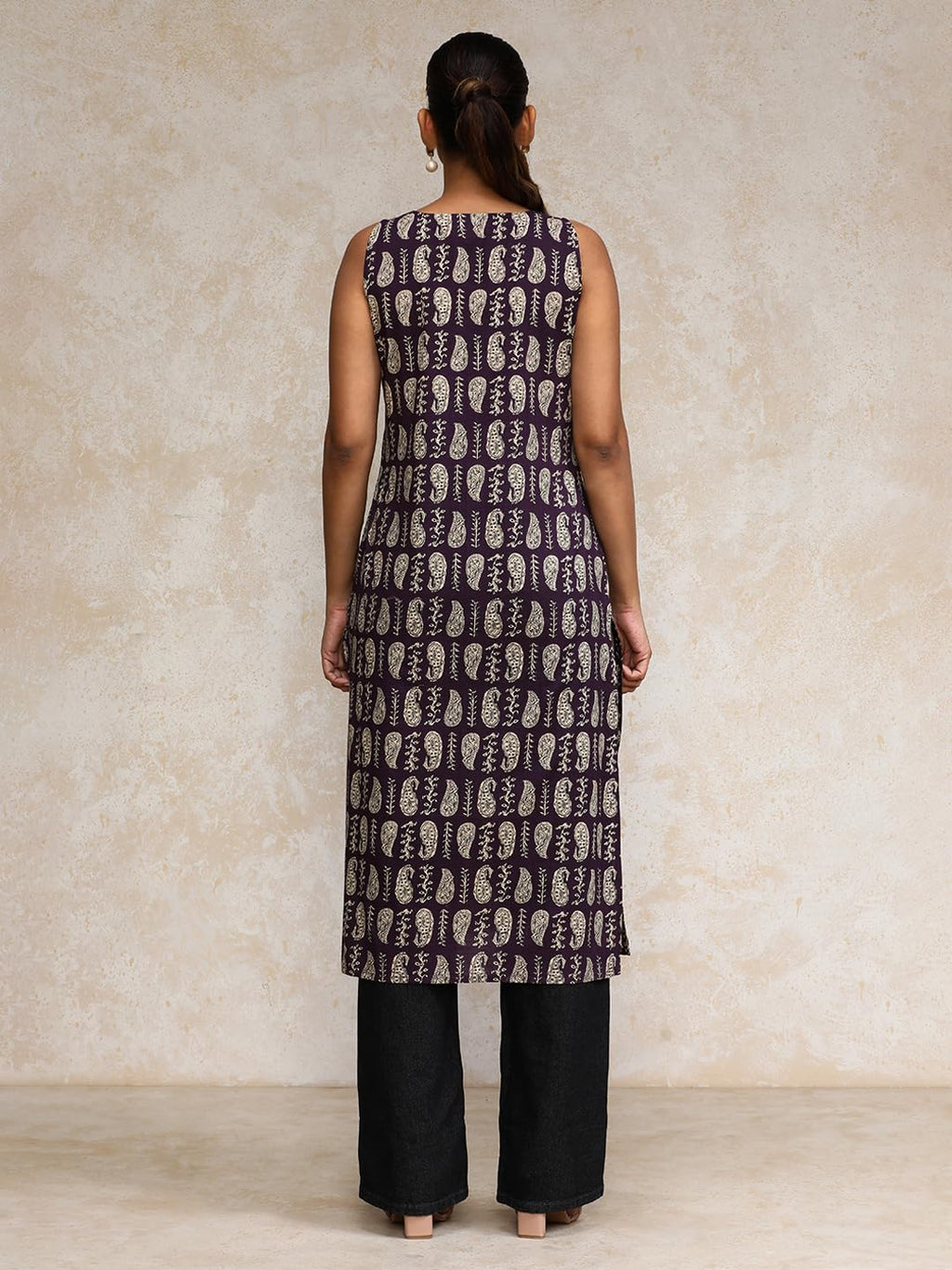 Varanga Women Paisley Printed V Neck Sleeveless Kurta Purple