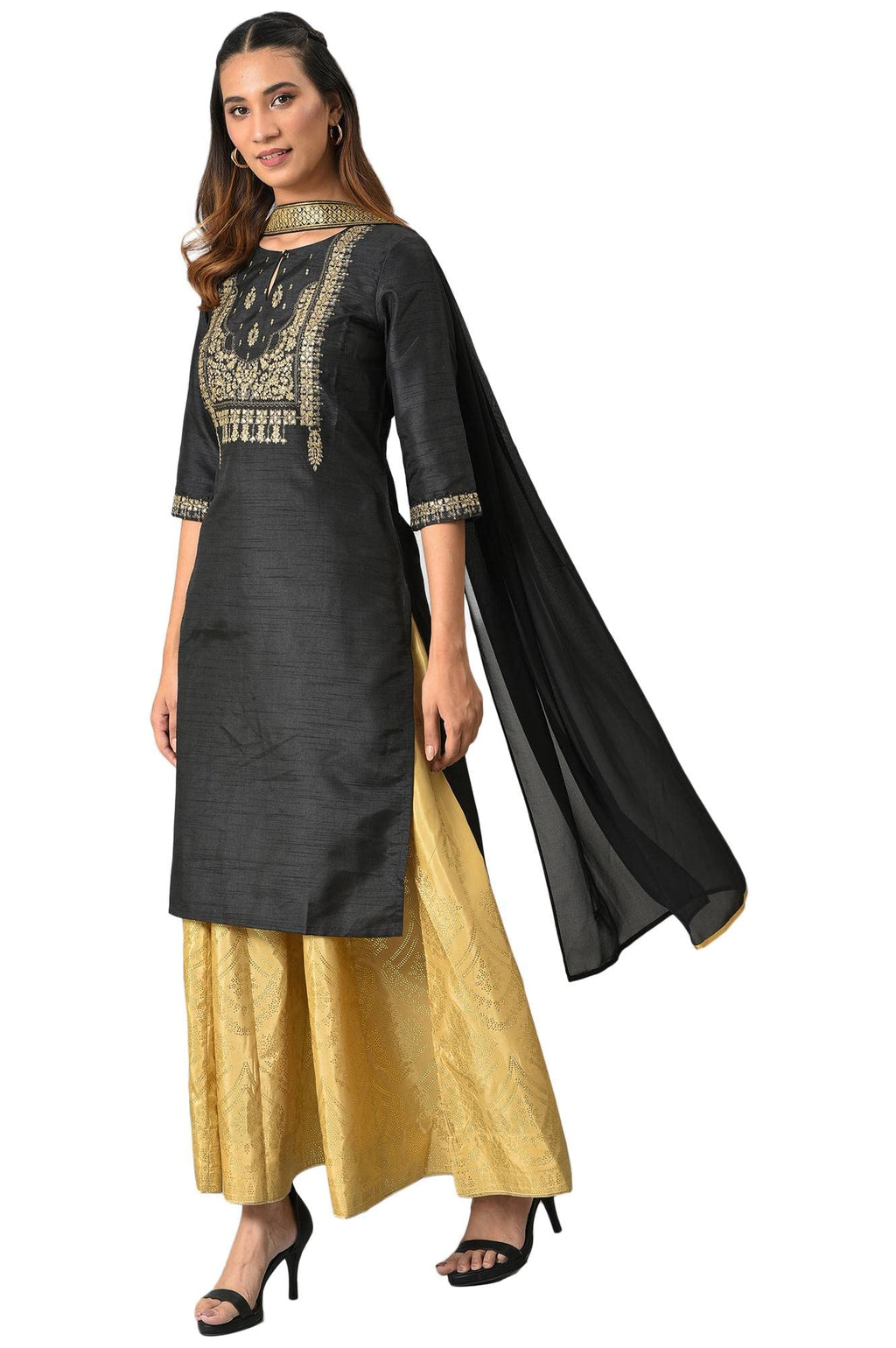 Elevate Your Style With This Extraordinary Choker Neck Dupatta. An Ornate Embroidered Choker With Georgette Drape On Both Ends, 