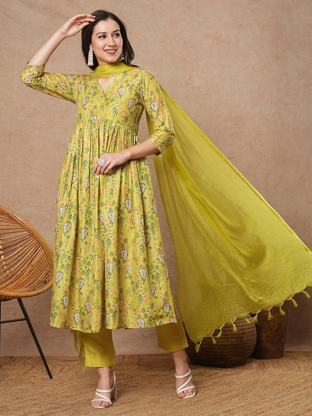 ANNI DESIGNER Women s Regular Floral Rayon Kurta with Pants and Dupatta, Green, 36