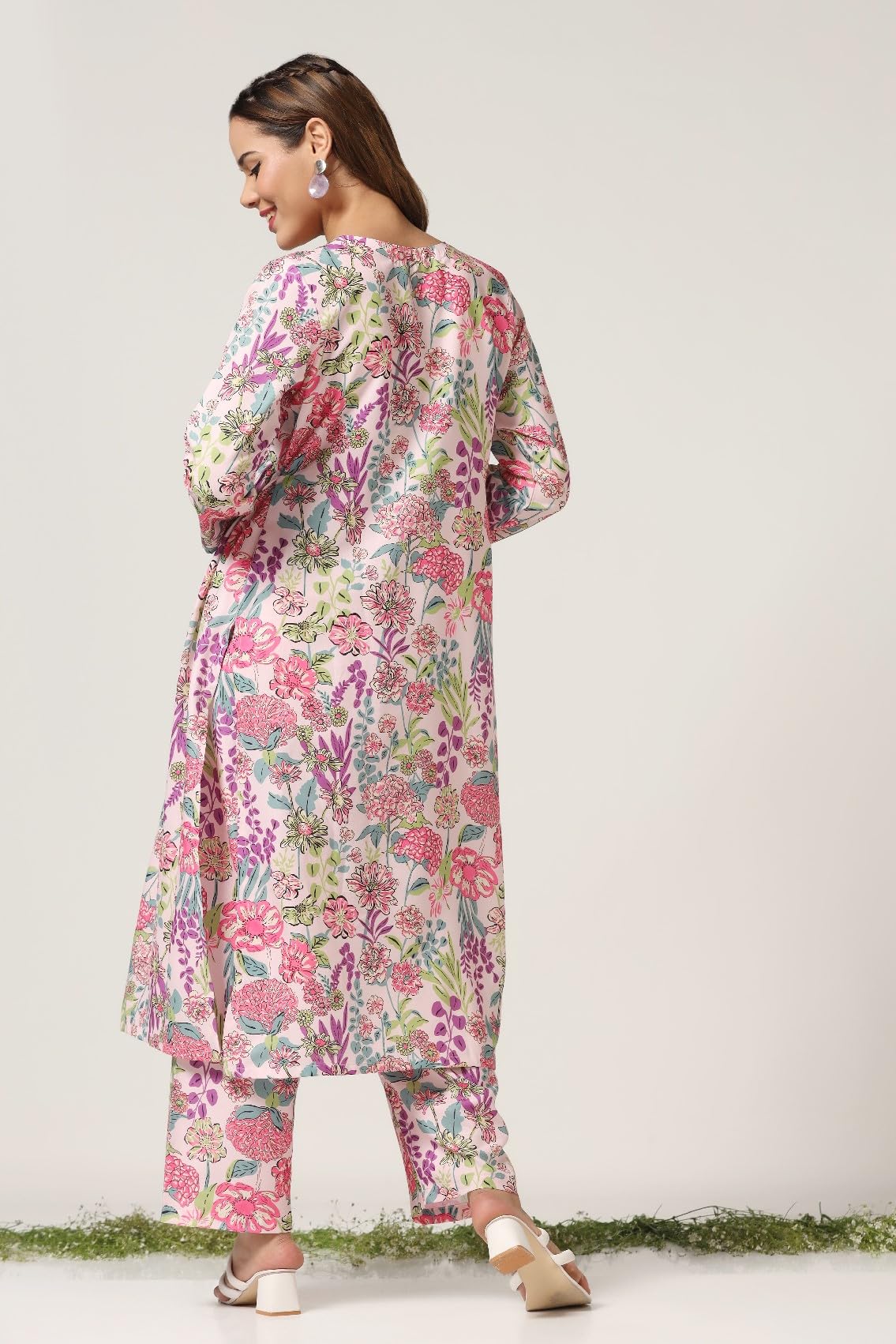 OM SAI LATEST CREATION Kurta Set for Women