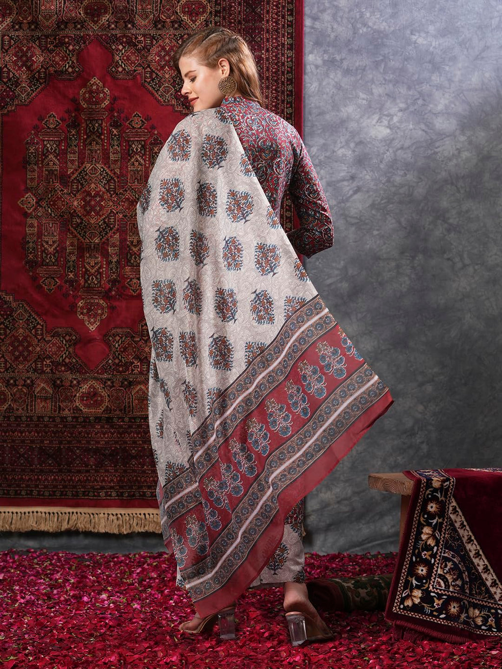 Gosriki Women'S Rayon Blend Printed Straight Kurta Plazzo With Printed Dupatta