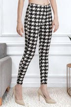 Women Black & White Printed Solid Mid Rise Body Fitted Jeggings