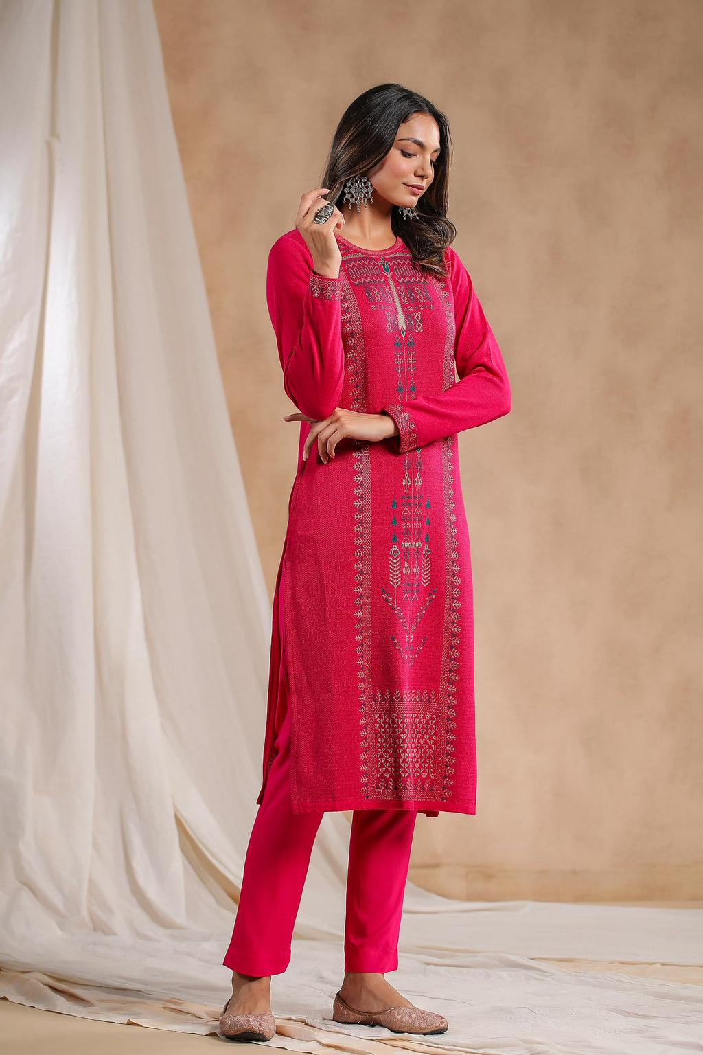 Ishin WomenS Pink Jacquard Style Ethnic Motifs Straight Winterwear Kurta