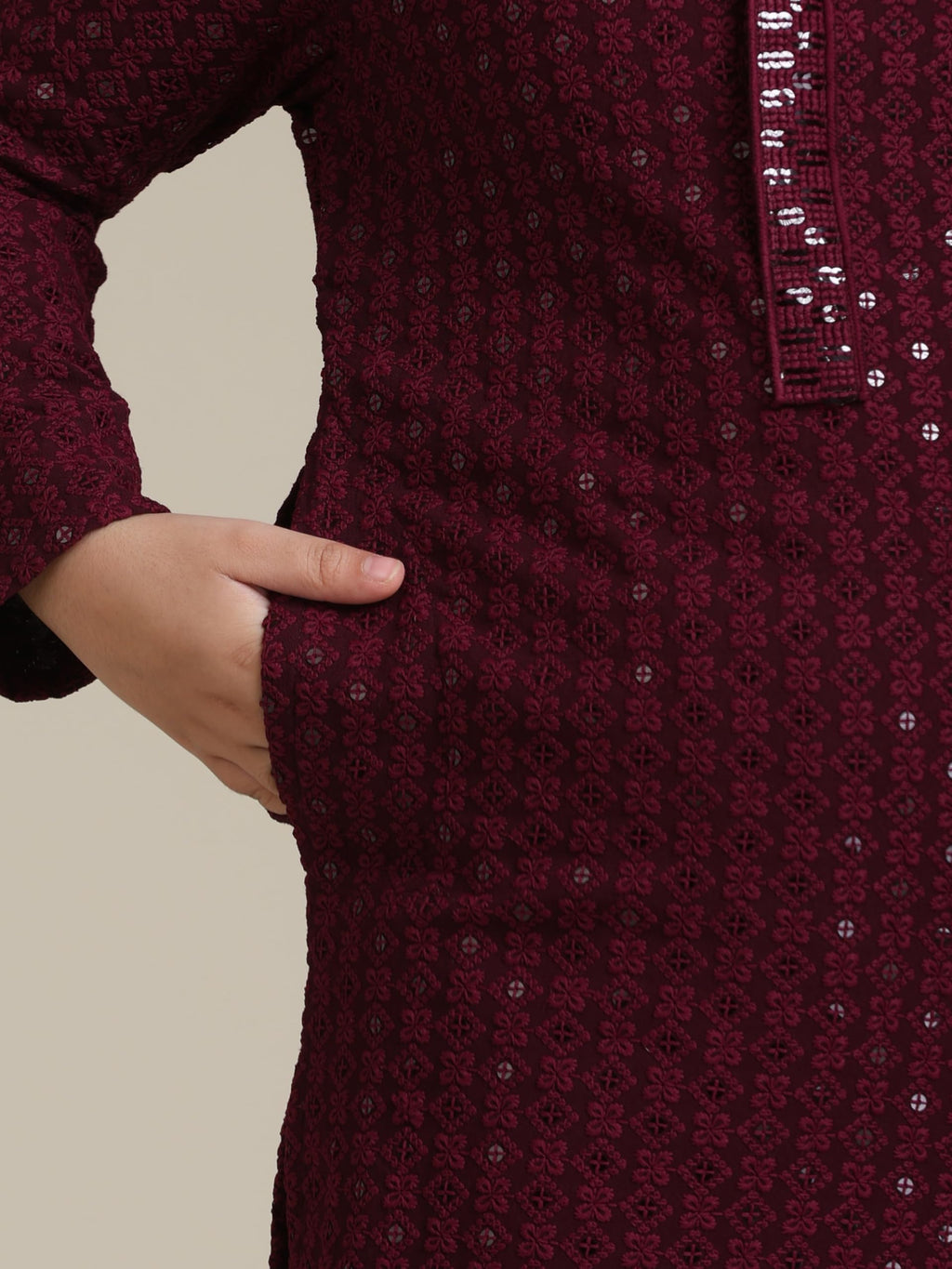 Manyavar Boys Viscose Chikankari Sequined Kurta Pyjama Set (2Pcs)(6-8 Years)