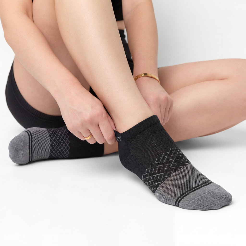 Black and White Ankle Socks 2-Pack
