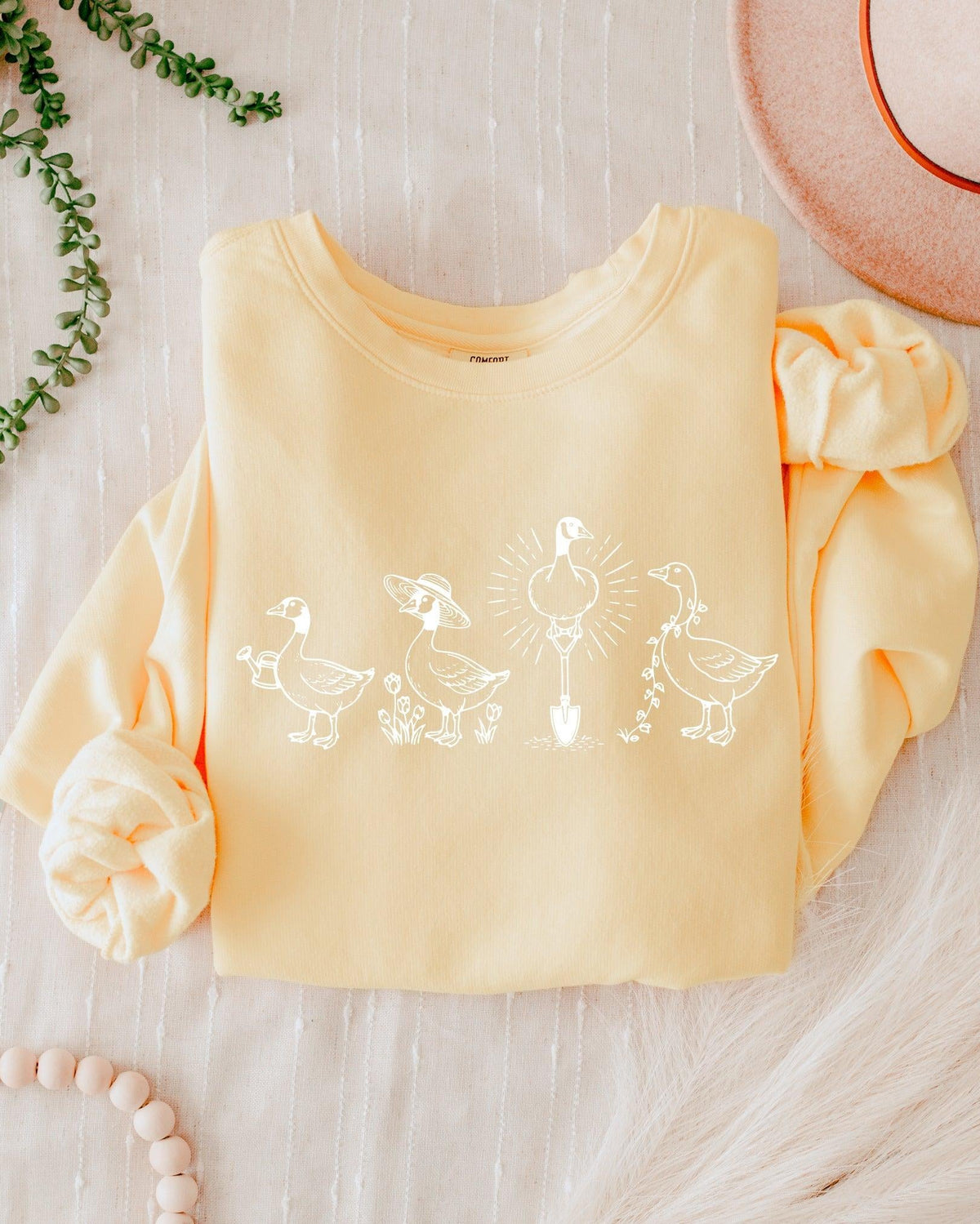 Goose Gardening Plant Lady Comfort Colors Garment-Dyed Sweatshirt – Floral Nature Graphic