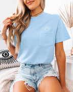 Sun & Wave Lake Beach Comfort Colors Pocket T-Shirt – Nature Camping Outdoor Graphic Tee