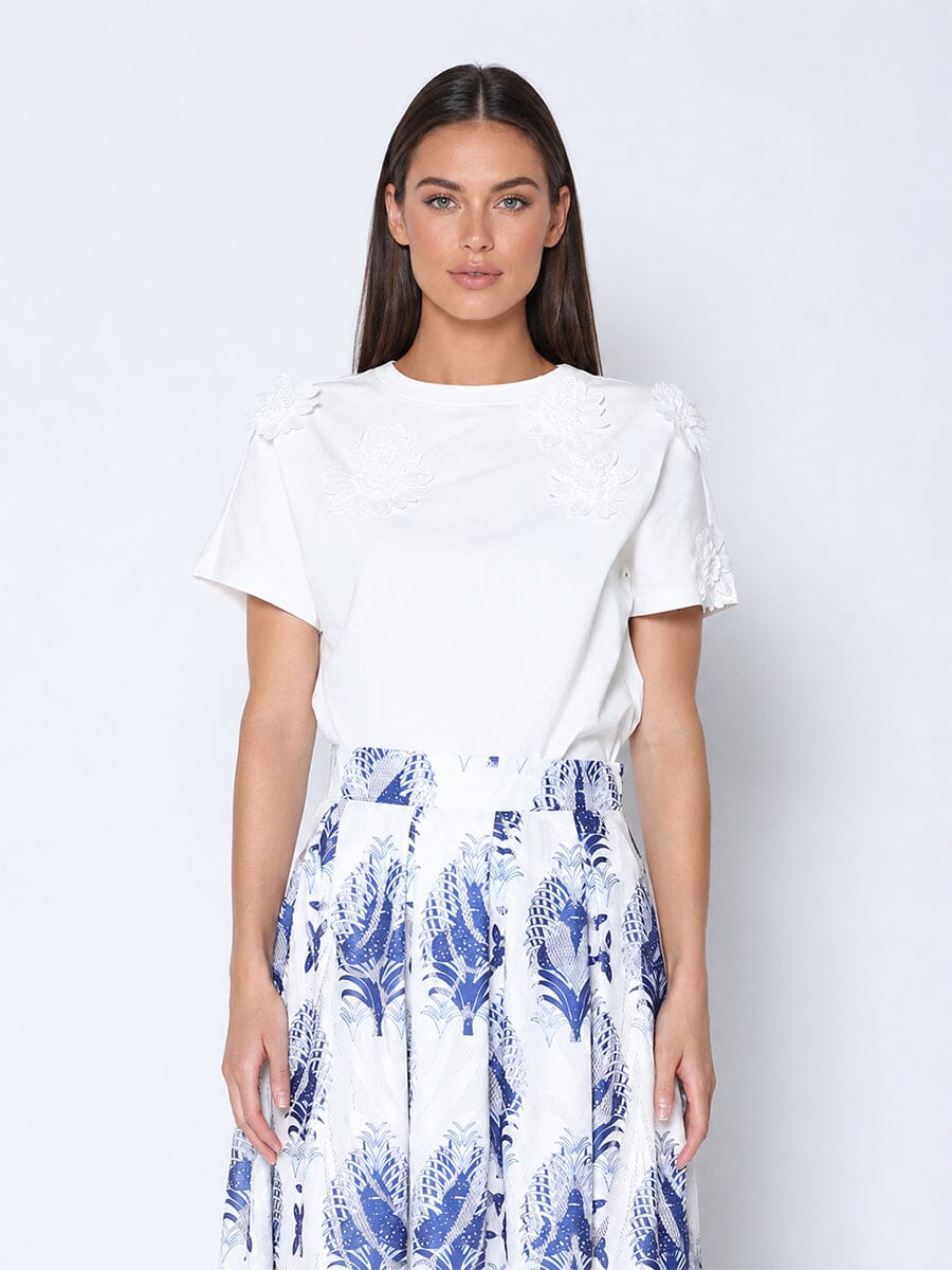 Gracia Fashion Women's Flower Applique Solid Color T-Shirt