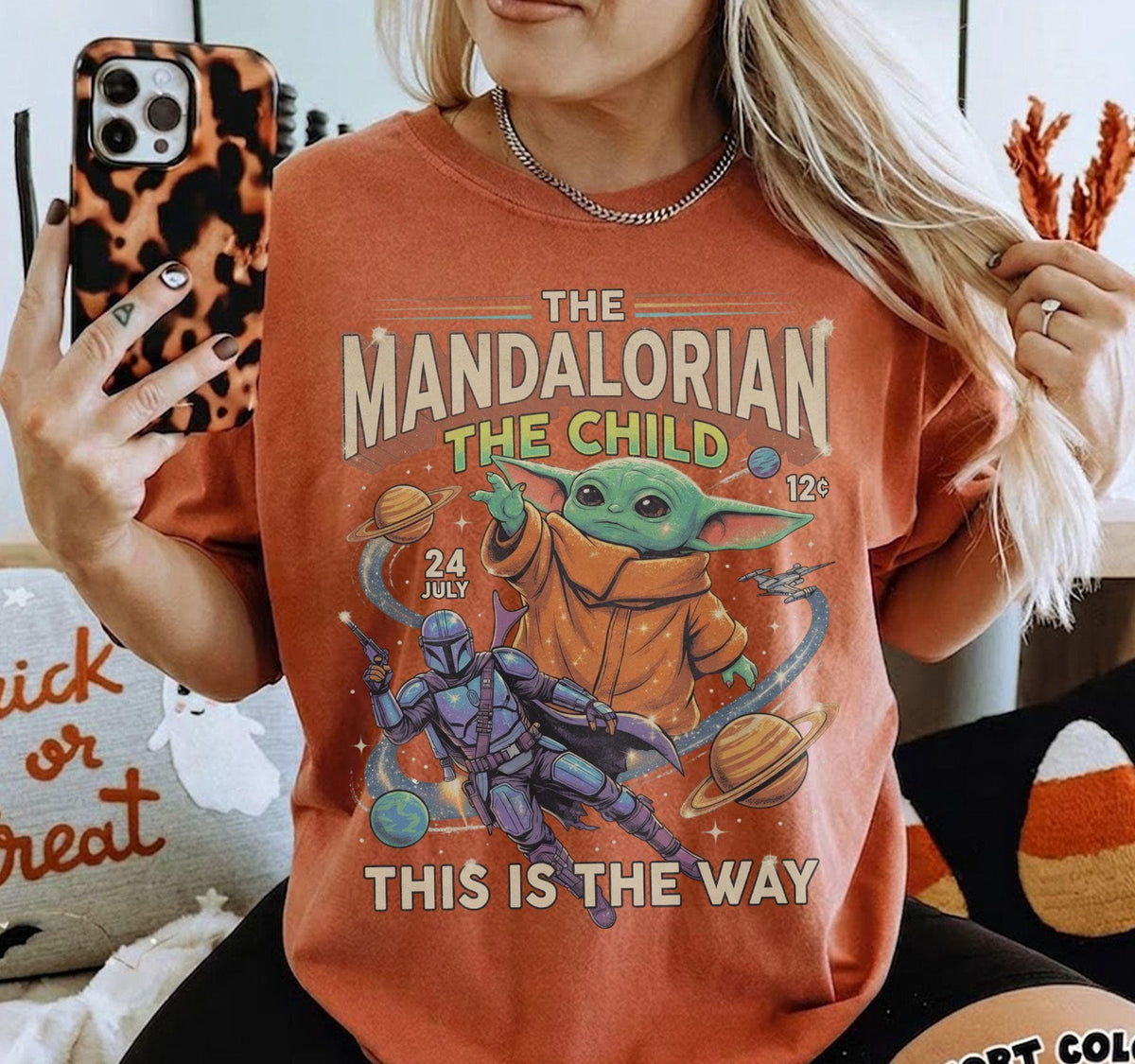 Retro Star Wars The Mandalorian The Child — Gildan Hoodie